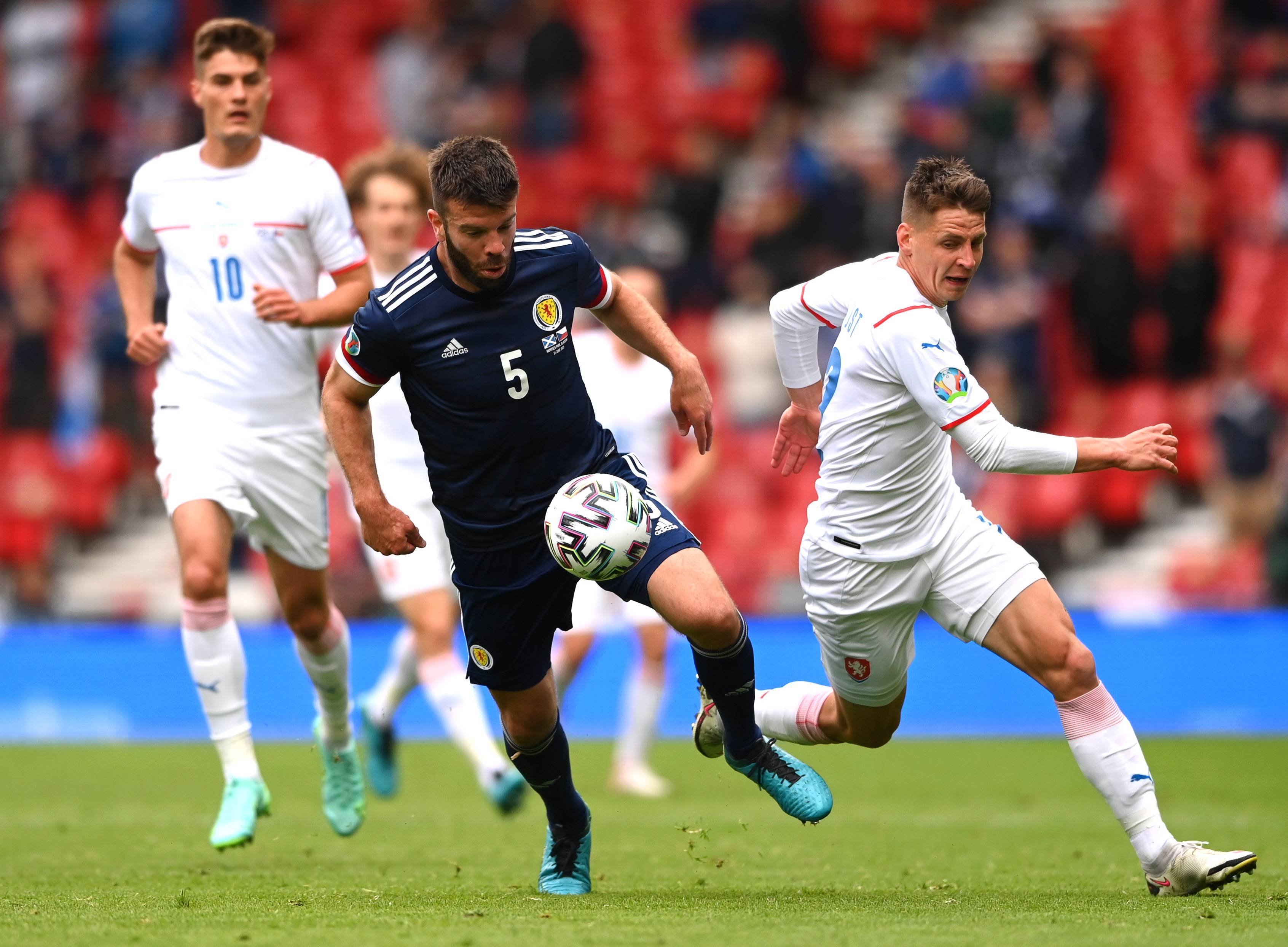 足球职业联赛赛事呈现火热局面,精彩继续! 足球职业联赛赛事呈现火热局面,精彩继续!