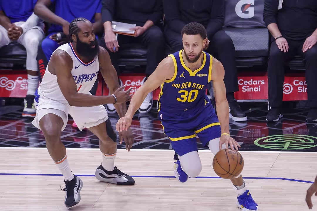 巨头之间的激烈对决，勇士战胜快船