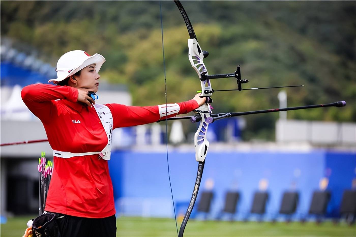 熊猫体育官方-射箭比赛中选手准确瞄准夺取胜利