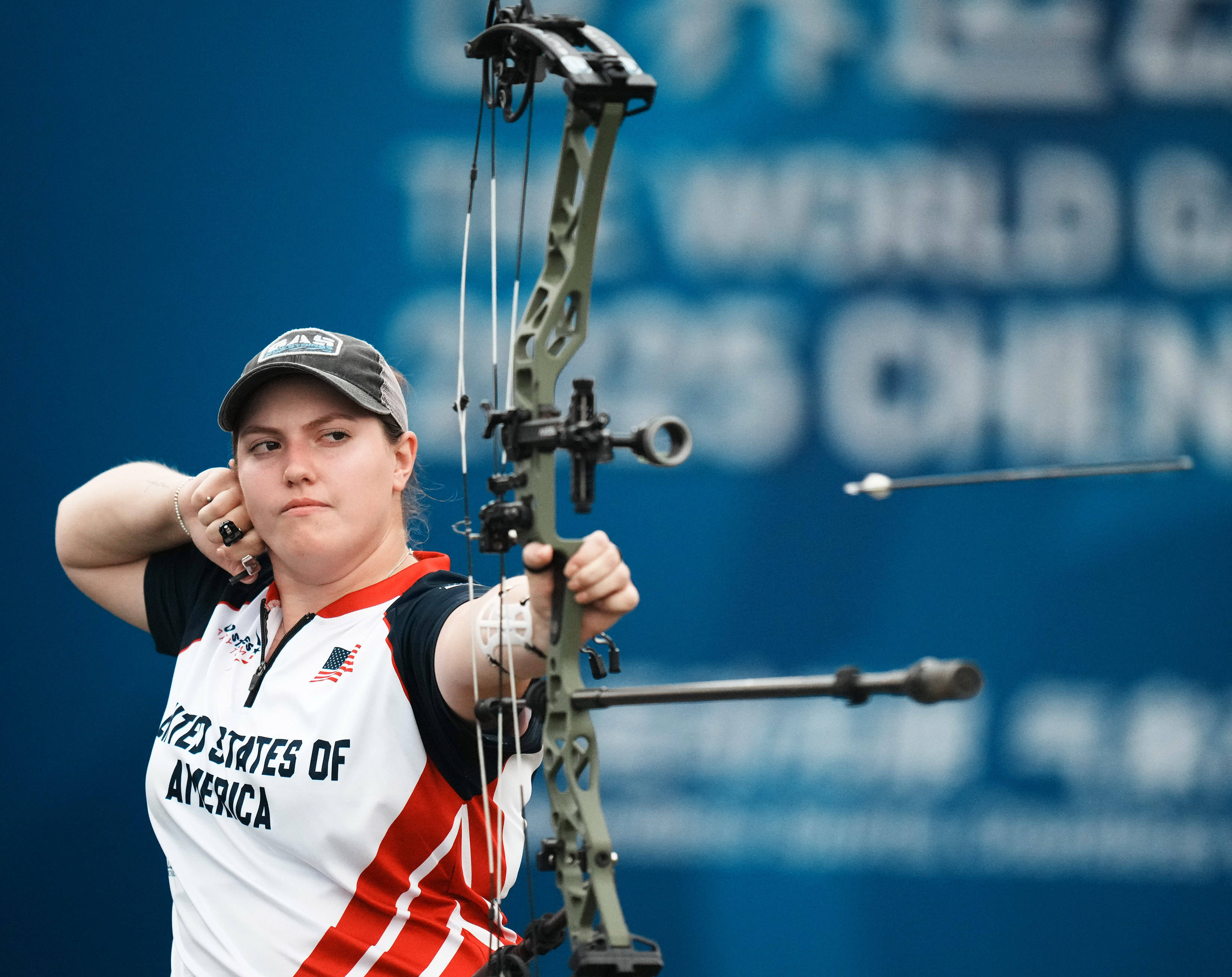 射箭比赛中选手准确瞄准夺取胜利 射箭比赛中选手准确瞄准夺取胜利