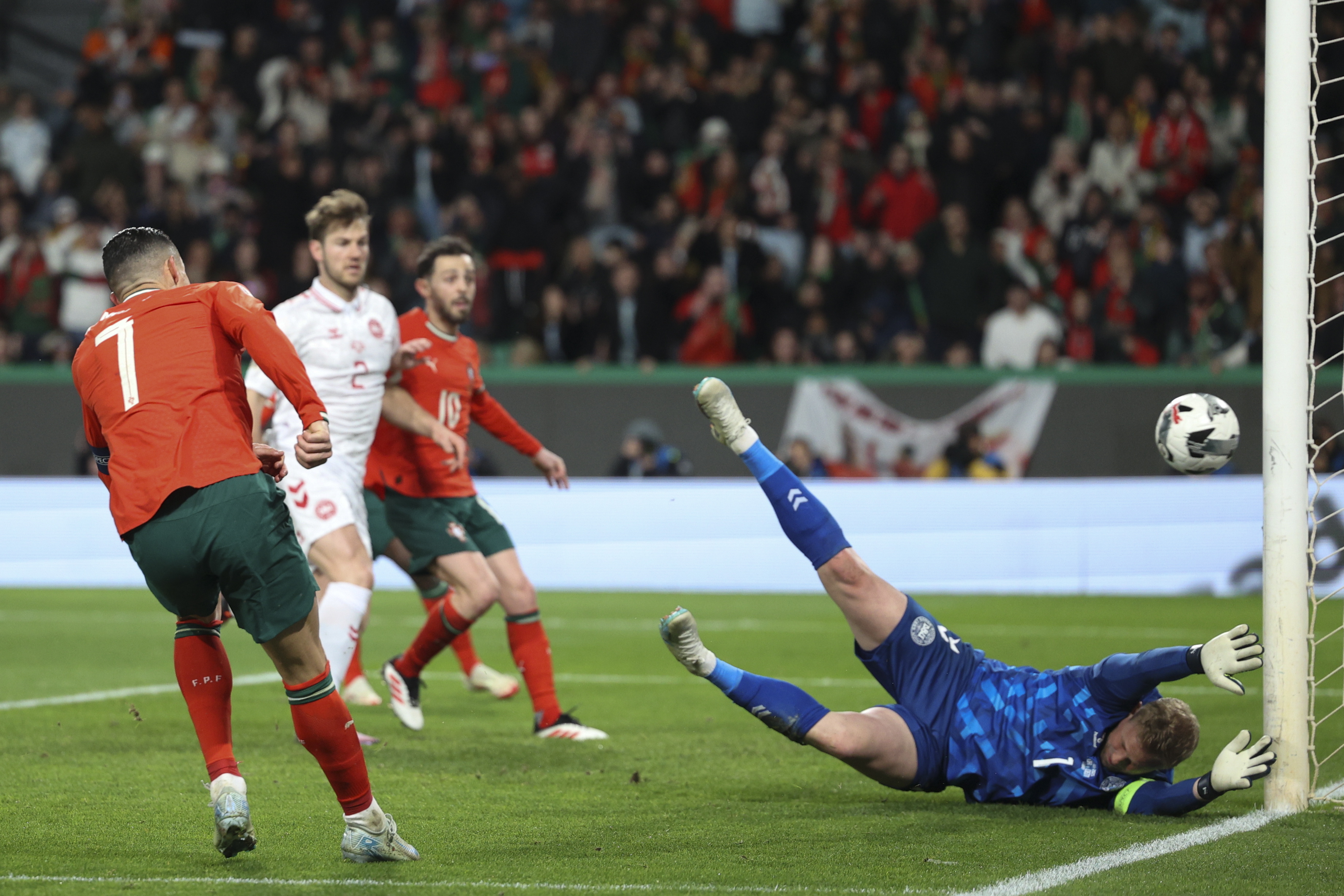 丹麦国家队展现卓越实力,成功晋级欧国联半决赛 丹麦国家队展现卓越实力,成功晋级欧国联半决赛