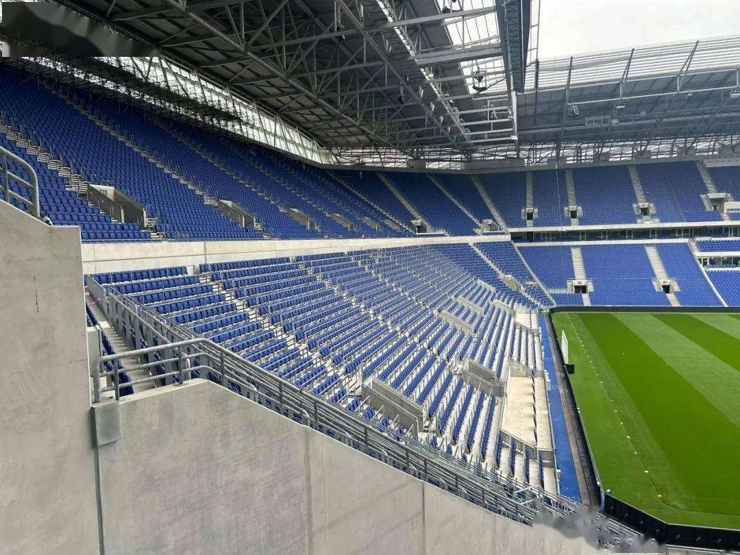 门票热销，球迷们期待纷纷涌入球场观战