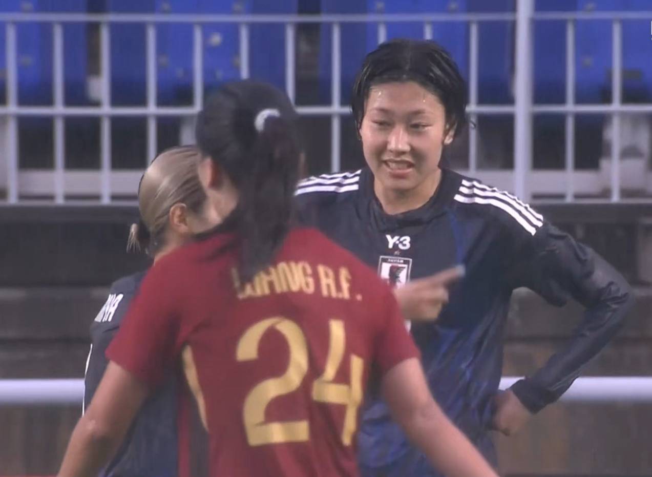 包含球场上英勇无畏的女足勇士，无往而不胜的词条